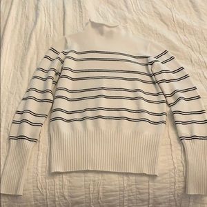 ✨ Adorable black and white sweater ✨